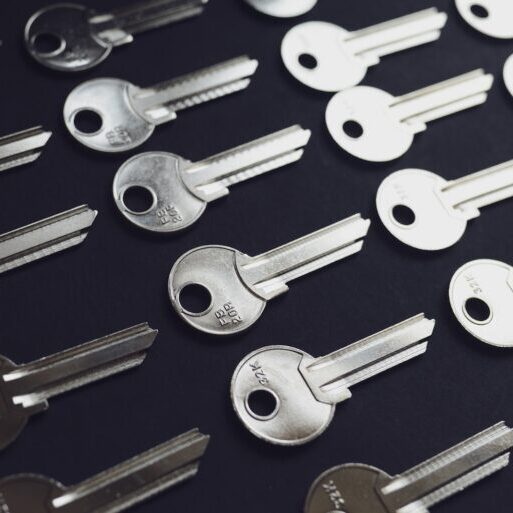 a bunch of keys sitting on top of a table